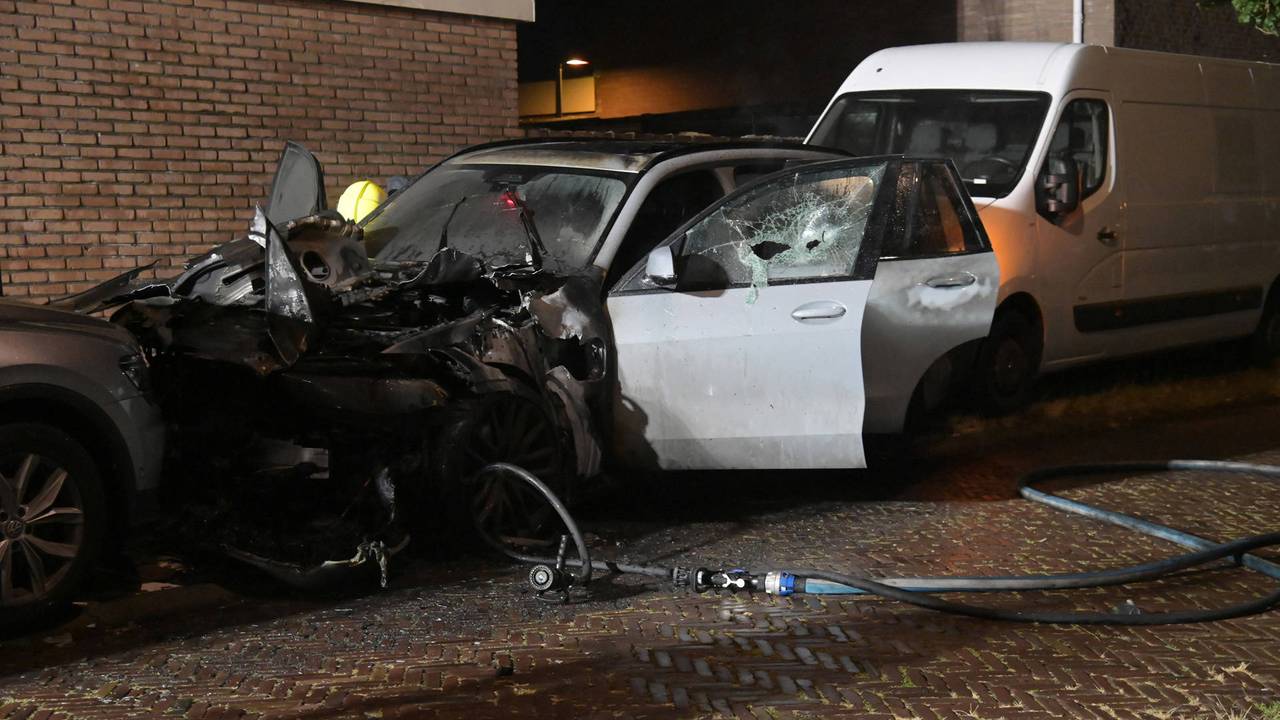 Auto volledig uitgebrand in Breda, politie onderzoekt brandstichting