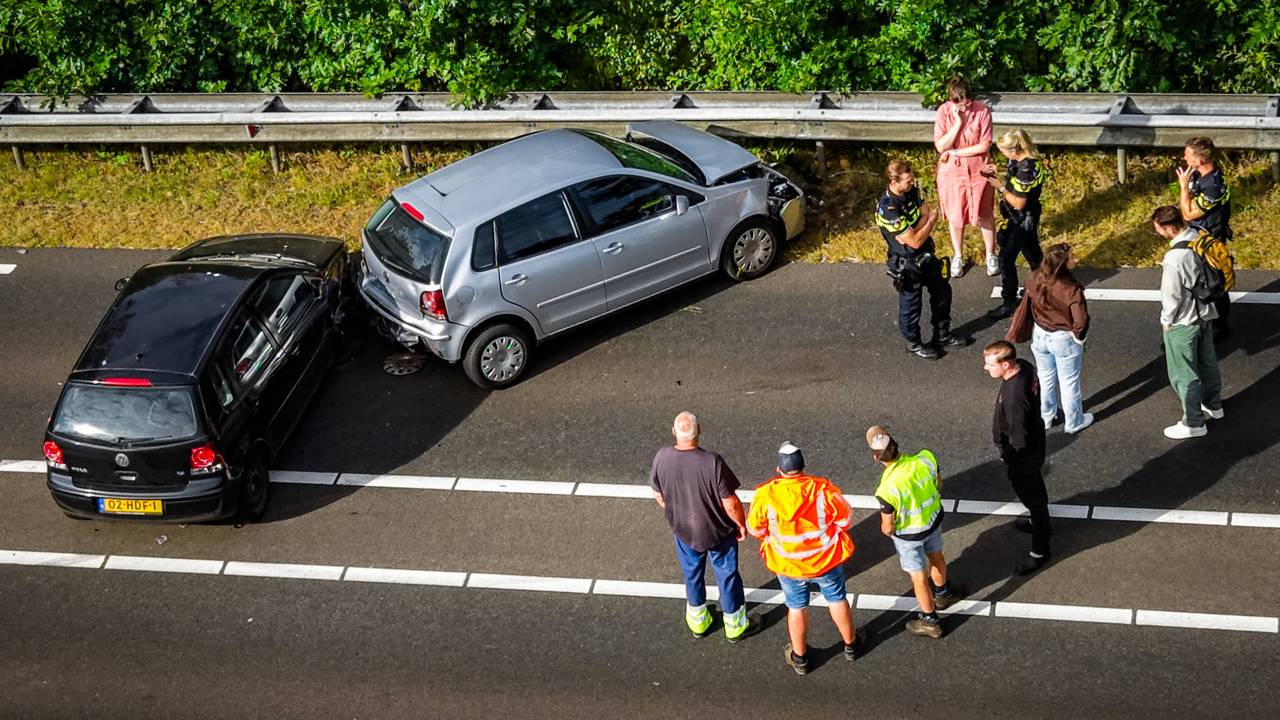 Drie auto's botsen in Erp nadat bestuurder in slaap valt, twee gewonden