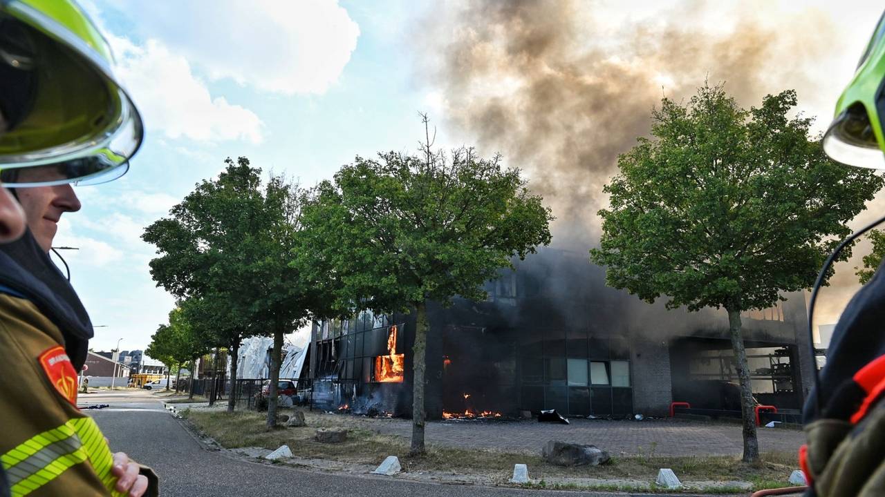 De brandweer laat het pand in Udenhout gecontroleerd uitbranden (foto: Toby de Kort/Persbureau Heitink).