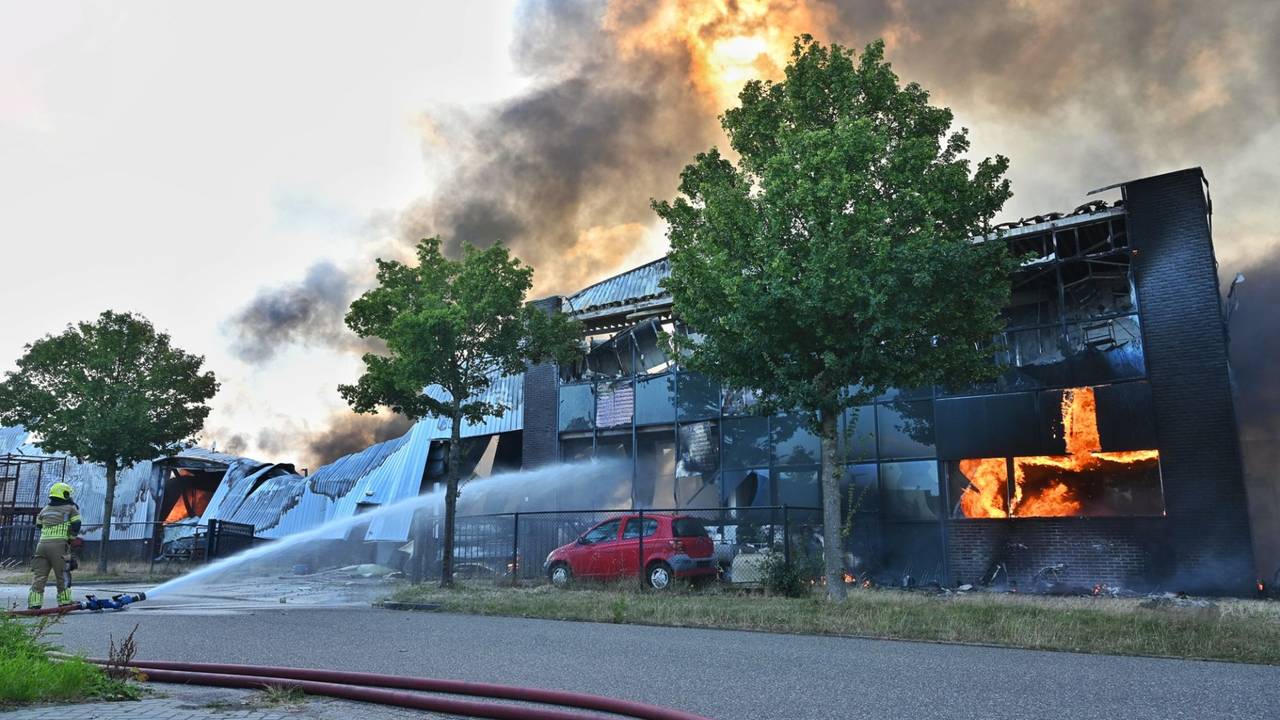 De brandweer laat het pand in Udenhout gecontroleerd uitbranden (foto: Toby de Kort/Persbureau Heitink).