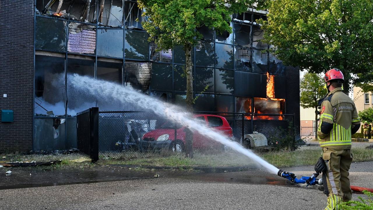 De brandweer laat het pand in Udenhout gecontroleerd uitbranden (foto: Toby de Kort/Persbureau Heitink).