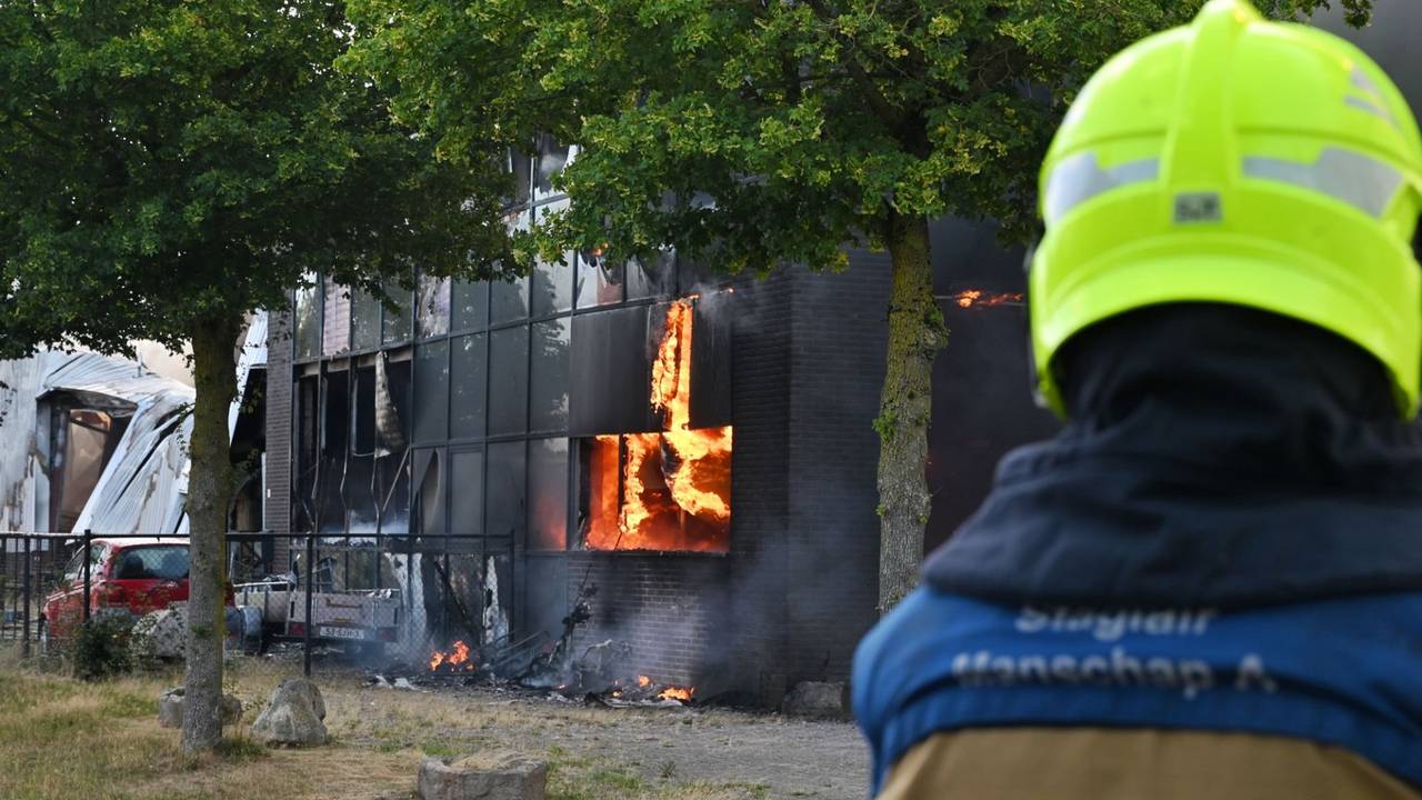 De brandweer laat het pand in Udenhout gecontroleerd uitbranden (foto: Toby de Kort/Persbureau Heitink).