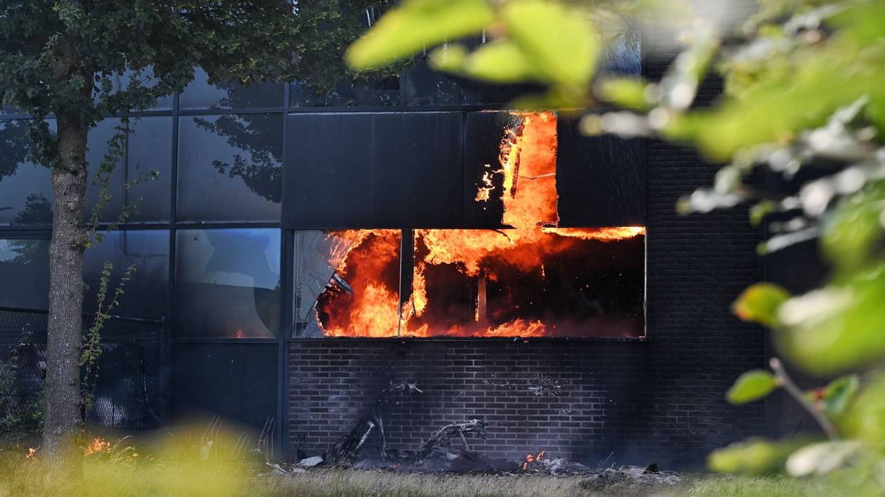 De brandweer laat het pand in Udenhout gecontroleerd uitbranden (foto: Toby de Kort/Persbureau Heitink).