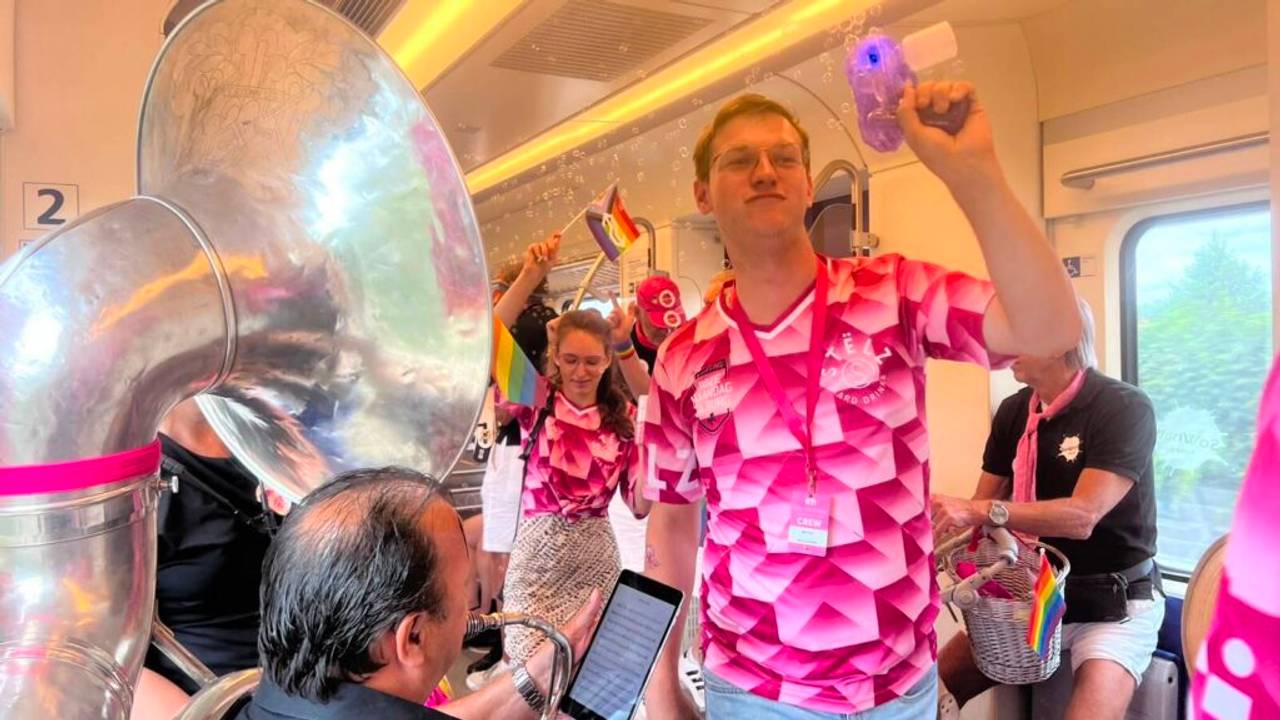 De Roze Maandag Express arriveert in Tilburg (Foto: KermisFM).