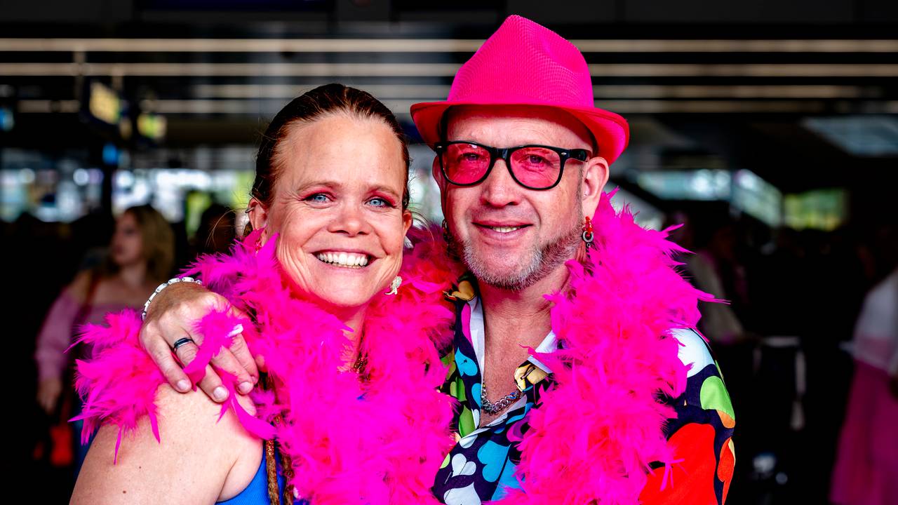 De Roze Maandag Express arriveert in Tilburg (foto: EYE4IMAGES - Caroline van Leusden).