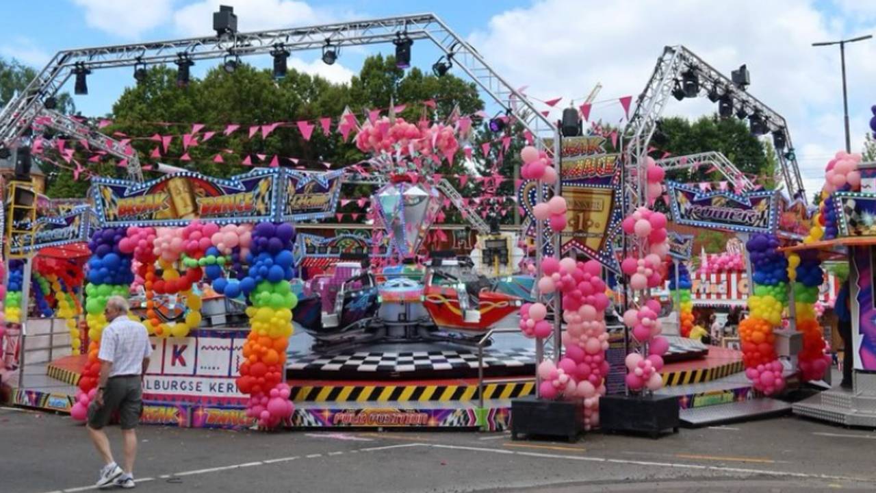 Break Dance op Tilburgse Kermis is versierd voor Roze Maandag (foto: @break_dance_zuidema/Instagram).