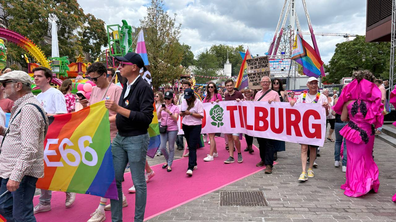 Kleurrijke Pride Walk trekt door centrum van Tilburg.