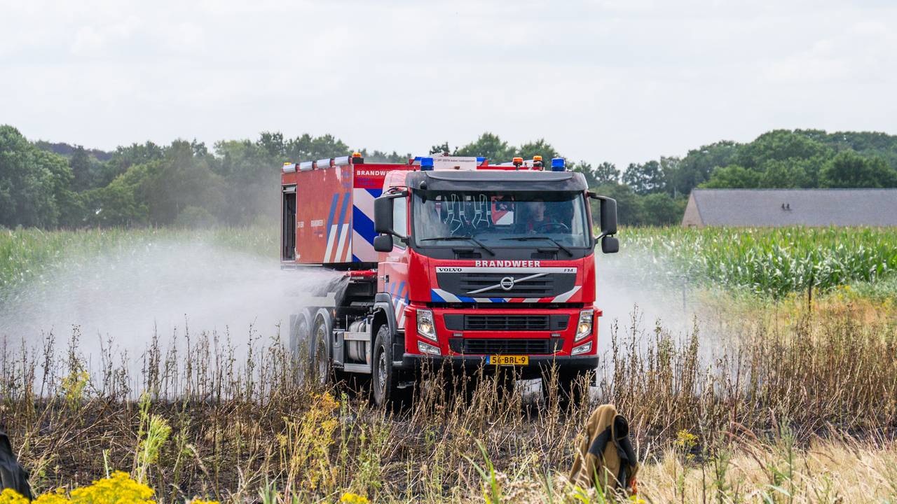 Klein brandje op akker in Oudenbosch