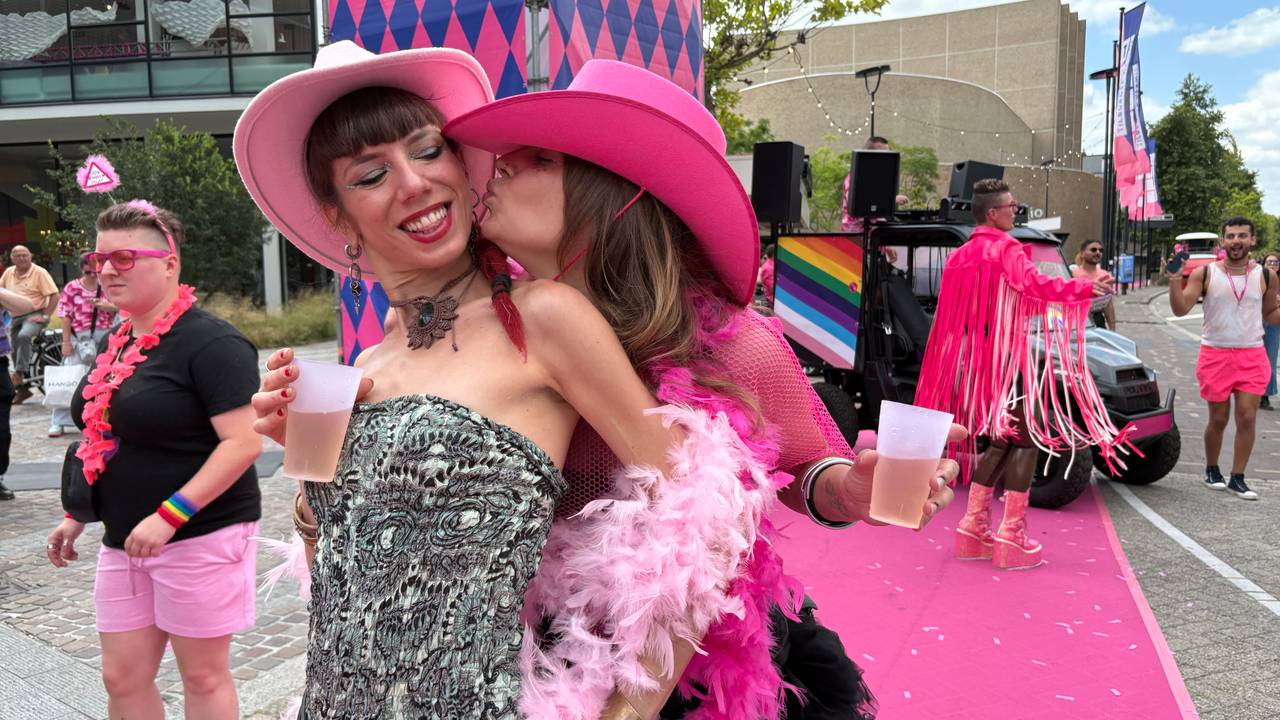 Angelica en Paola vieren samen Roze Maandag.