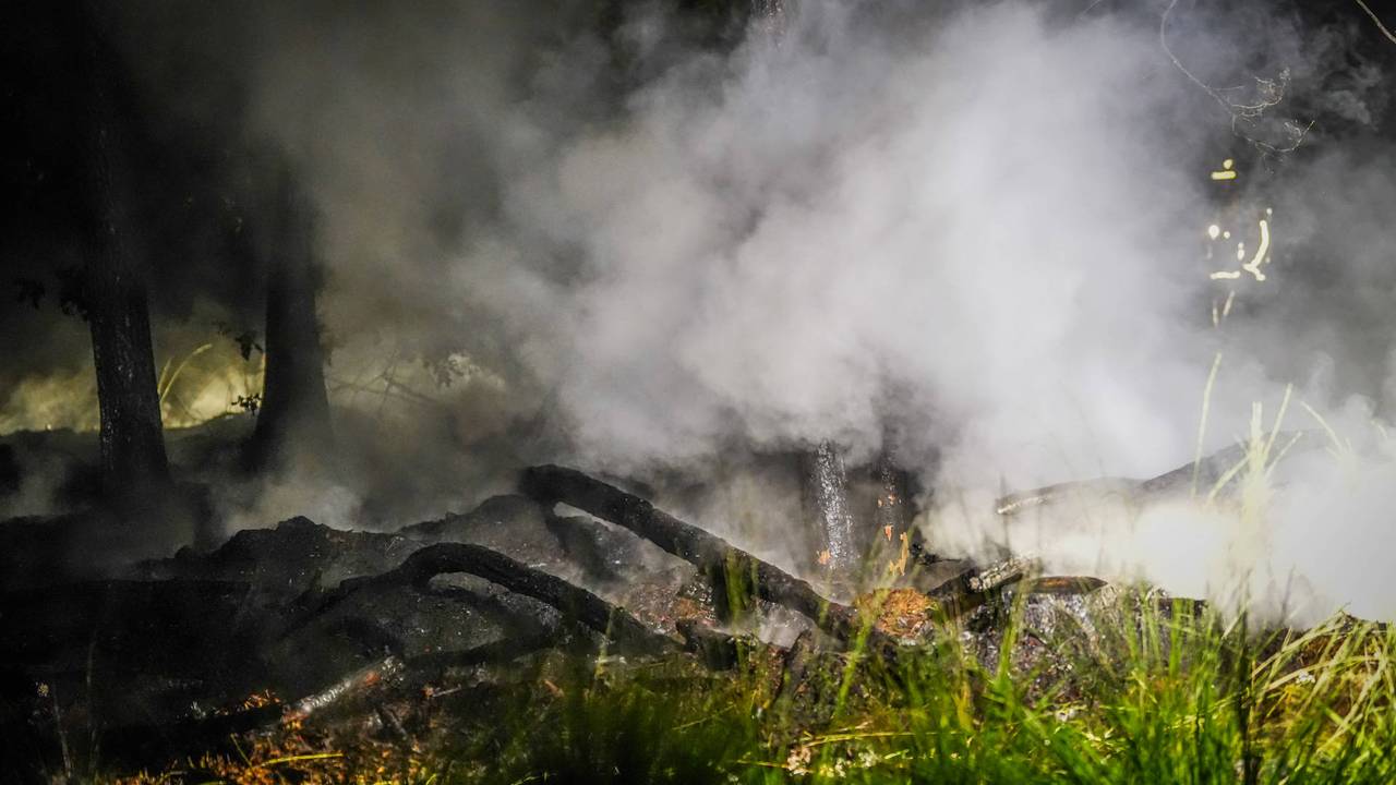 Brand in bosgebied bij Hapert laat zich moeilijk blussen (foto: Persbureau Heitink).