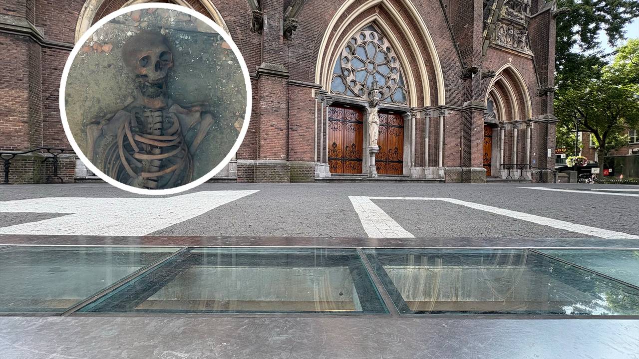 De vitrines in het bordes van de Catharinakerk in Eindhoven met daarin skeletten (foto's: Ruud Ritzen).