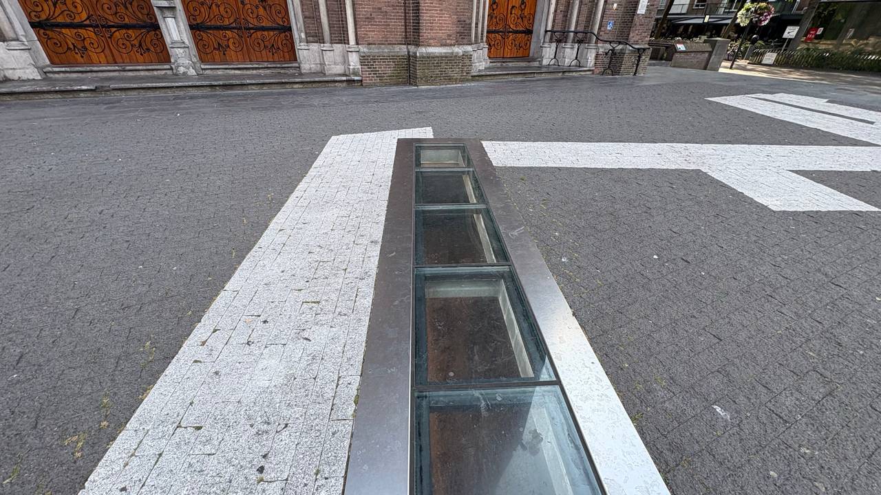 Een van de vitrines in het bordes van de Eindhovense Catharinakerk (foto: Ruud Ritzen).