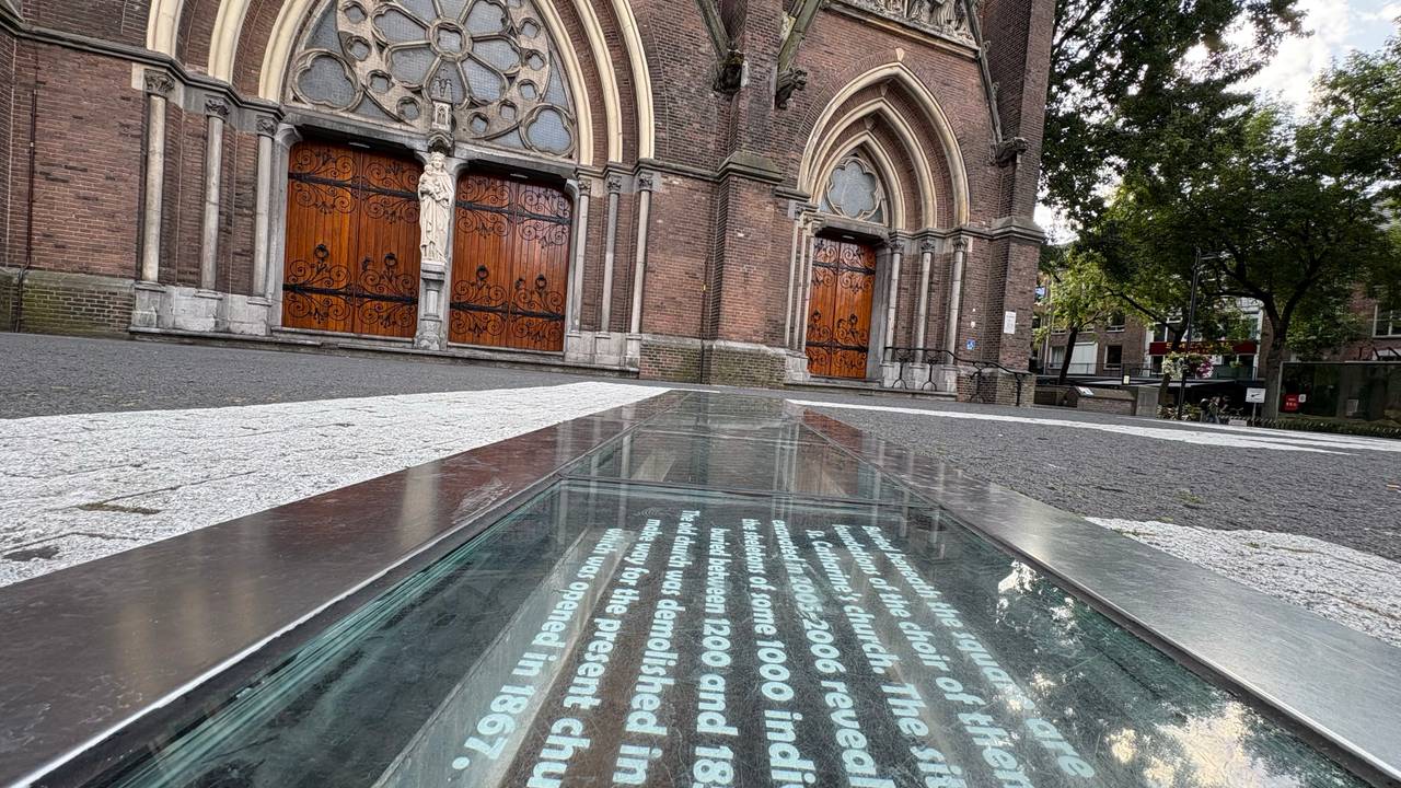 Bij de vitrines staat ook een uitleg over opgravingen bij de Catharinakerk (foto: Ruud Ritzen).