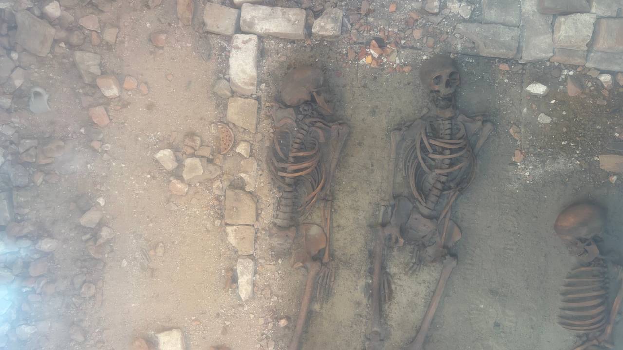 Drie skeletten die te zien zijn in een van de vitrines voor de Catharinakerk in Eindhoven (foto: Ruud Ritzen).