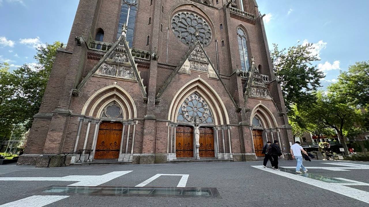 De vitrines zijn verwerkt in het bordes voor de Catharinakerk (foto: Ruud Ritzen).