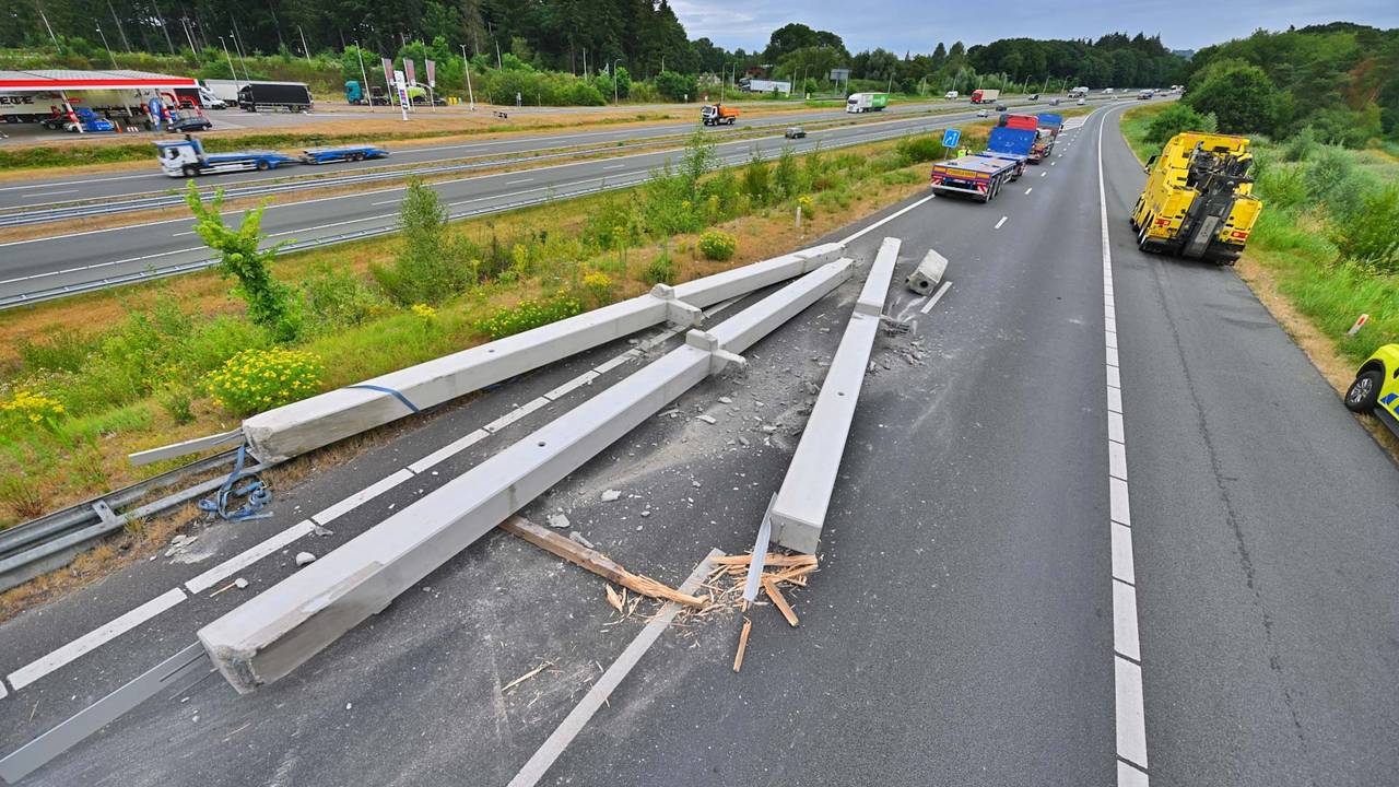 Betonnen balken zijn van een vrachtwagen gevallen bij de oprit naar de A67