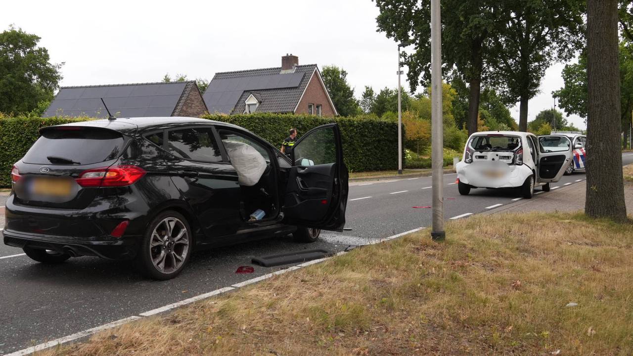 Kop-staartbotsing in Helmond, klein kind krijgt knuffelbeer voor de schrik