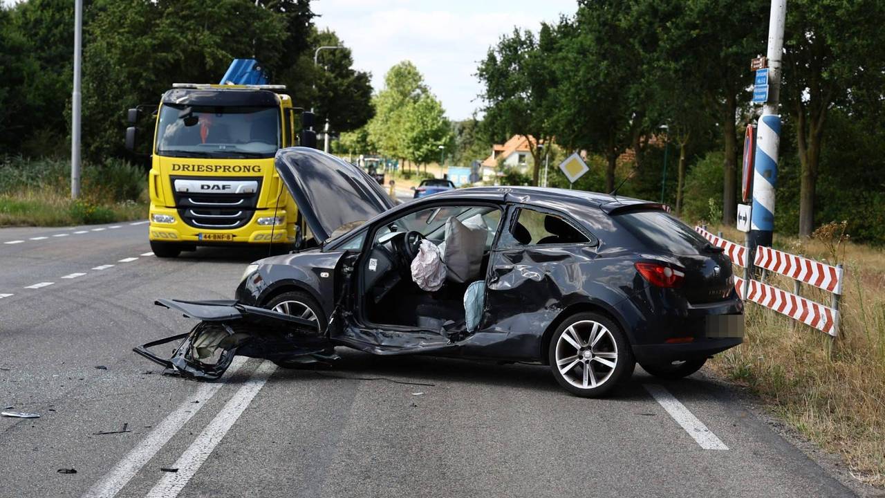 Auto en busje botsen op elkaar bij Overloon, bestuurder heeft snijwonden