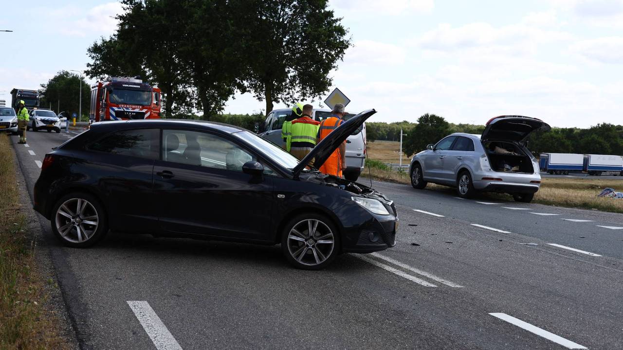 Auto en busje botsen op elkaar bij Overloon (foto: SK-Media/Persbureau Heitink).