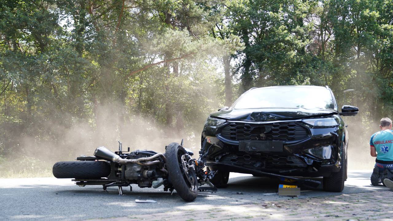 Motorrijder gewond bij botsing met auto in Helvoirt