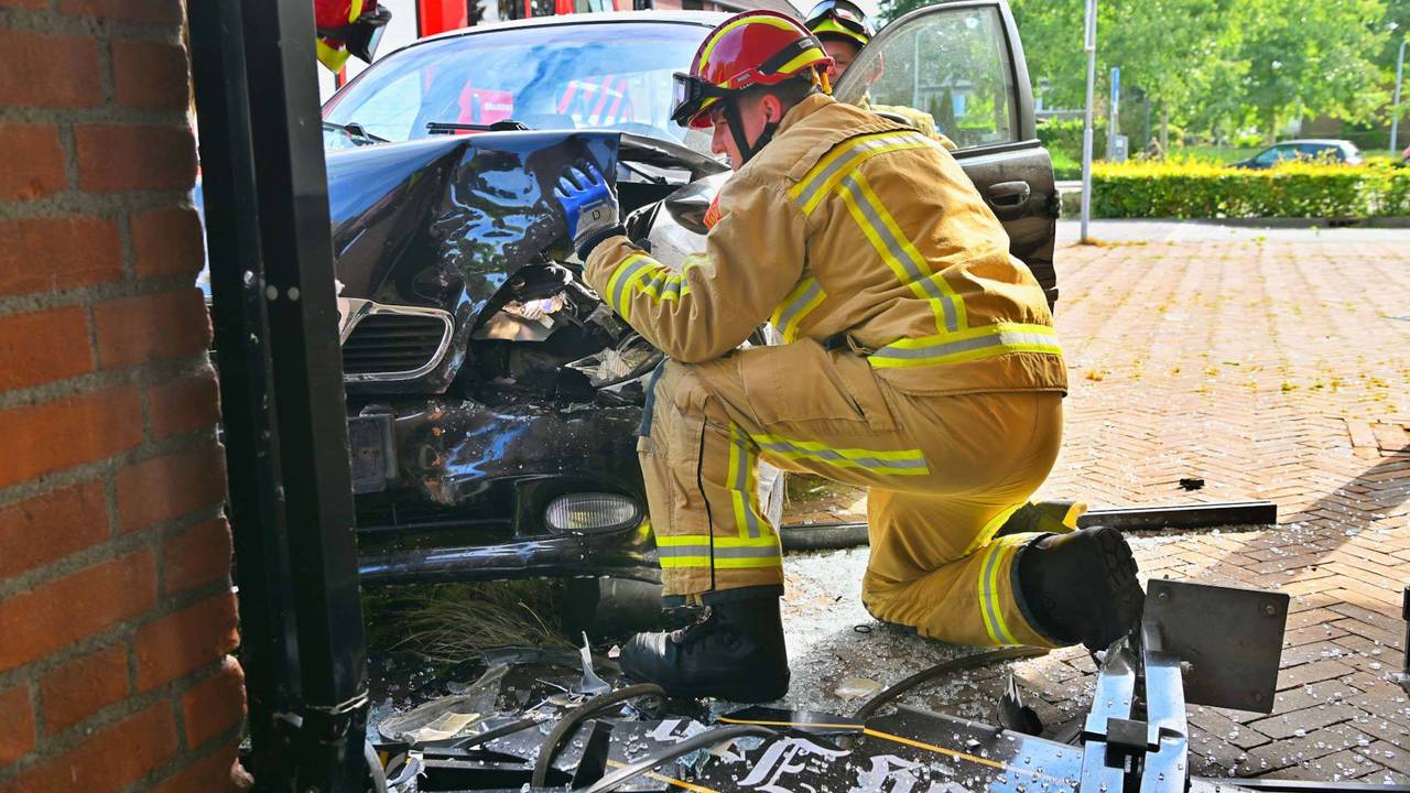 Man rijdt tegen auto's en eindigt tegen sporthal in Valkenswaard