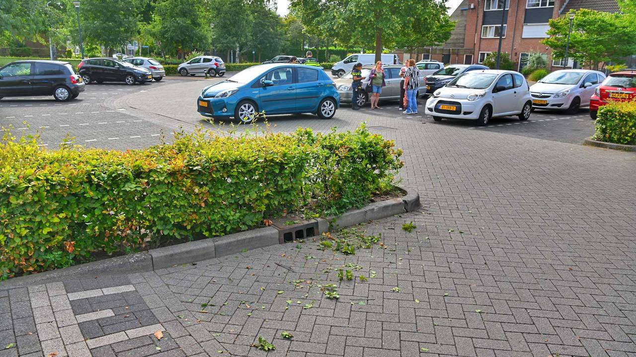 Auto richt veel schade aan op parkeerplaats in Valkenswaard (foto: Rico Vogels/Persbureau Heitink).