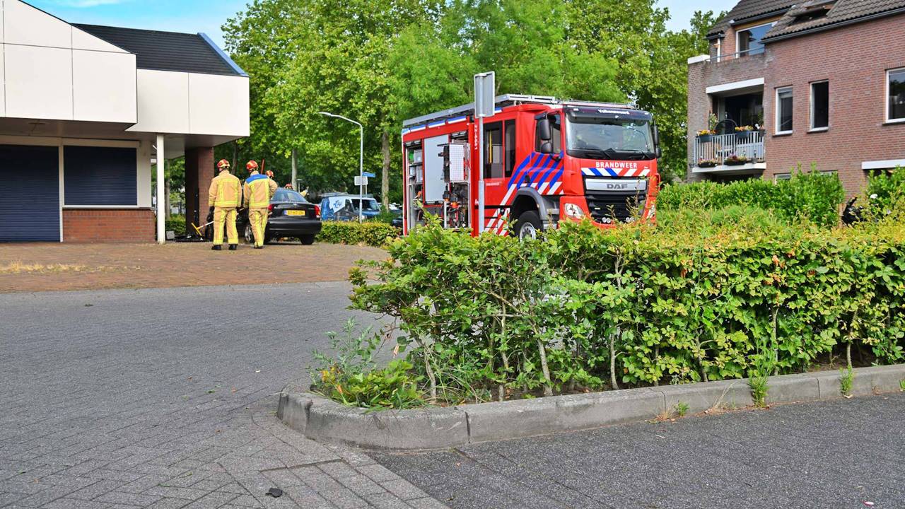 Auto richt veel schade aan op parkeerplaats in Valkenswaard (foto: Rico Vogels/Persbureau Heitink).