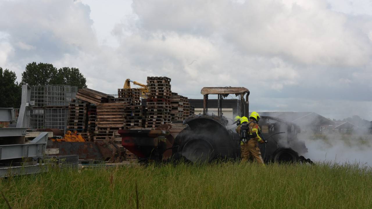 Tractor brandt uit bij bedrijf in Dussen