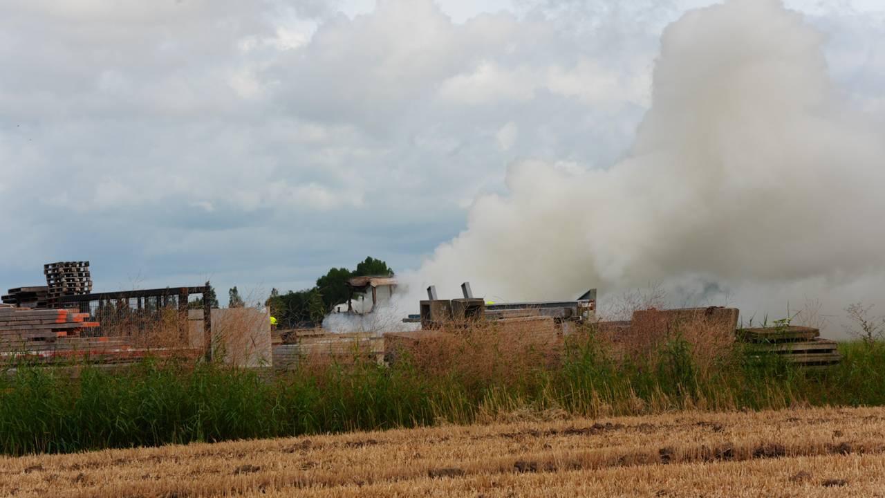 De tractor brandde helemaal uit (foto: Erik Haverhals/Persbureau Heitink).