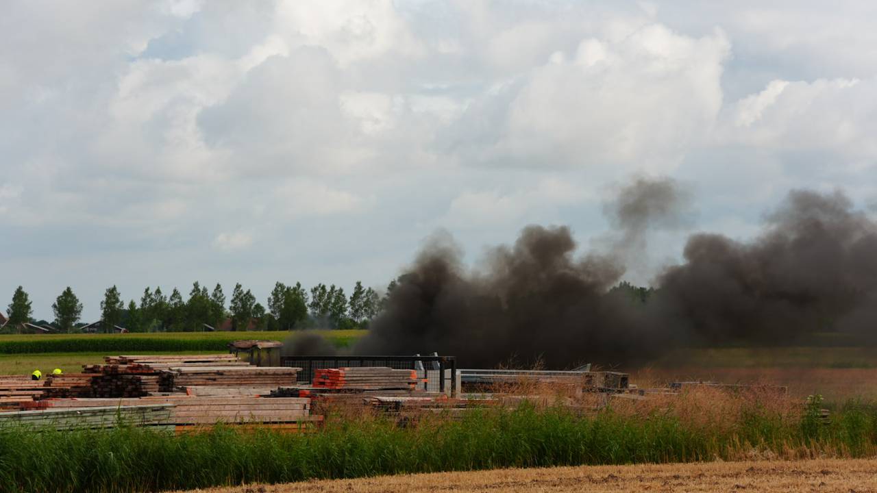 De tractor brandde helemaal uit (foto: Erik Haverhals/Persbureau Heitink).