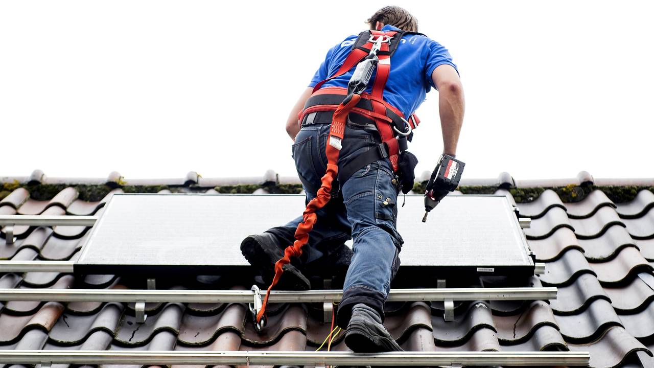 Man dood na val van dak bij installeren zonnepanelen, bedrijf krijgt boete