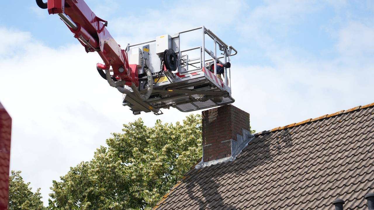Vogel zit al vier dagen vast in schoorsteen van huis in Raamsdonksveer (foto: Jeroen Stuve / Persbureau Heitink).