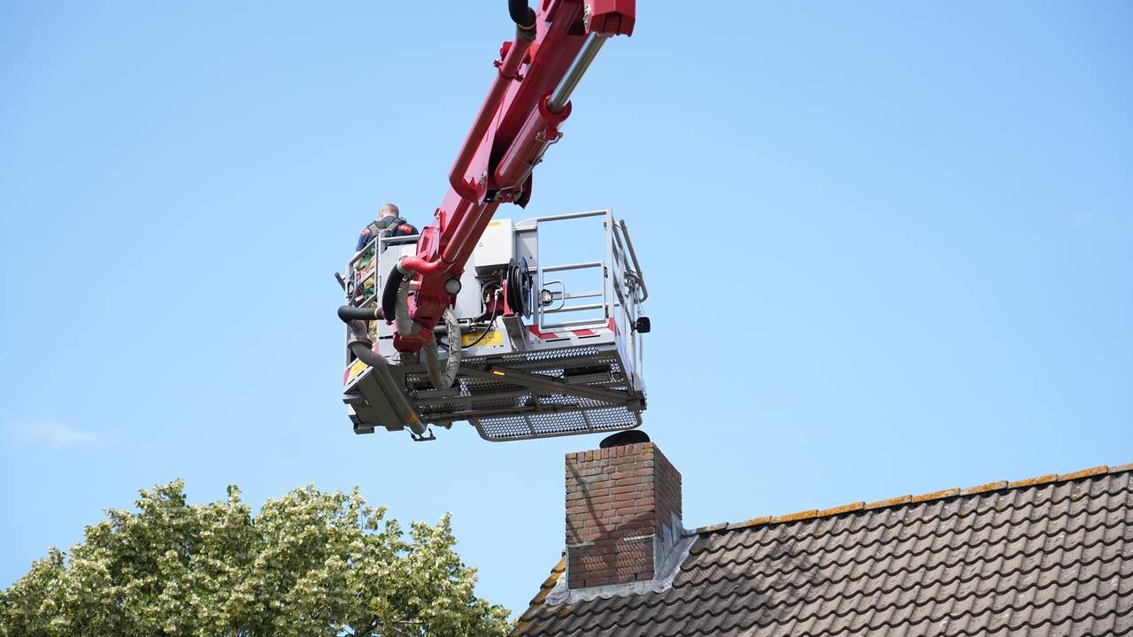 Vogel zit al vier dagen vast in schoorsteen van huis in Raamsdonksveer (foto: Jeroen Stuve / Persbureau Heitink).