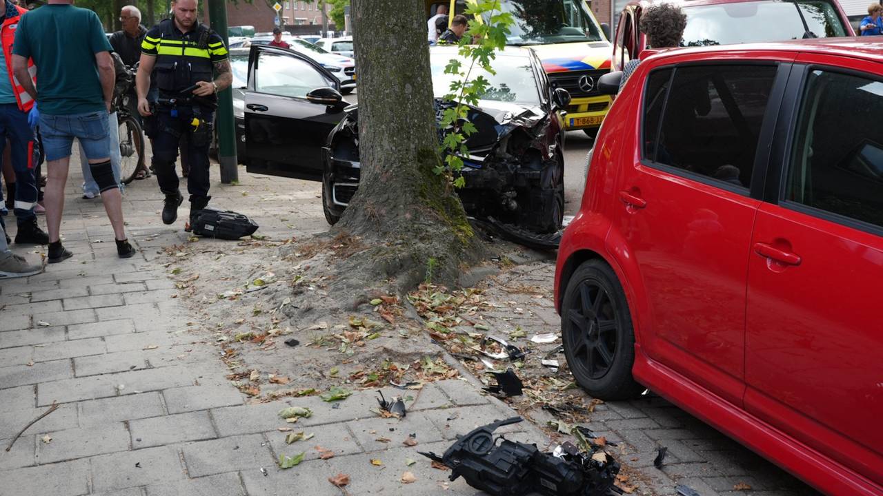 Drie gewonden bij ongeluk met auto en bestelbus in Kaatsheuvel (Erik Haverhals / Persbureau Heitink).foto: 