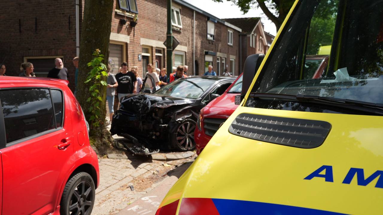 Drie gewonden bij ongeluk met auto en bestelbus in Kaatsheuvel (Erik Haverhals / Persbureau Heitink).foto: 
