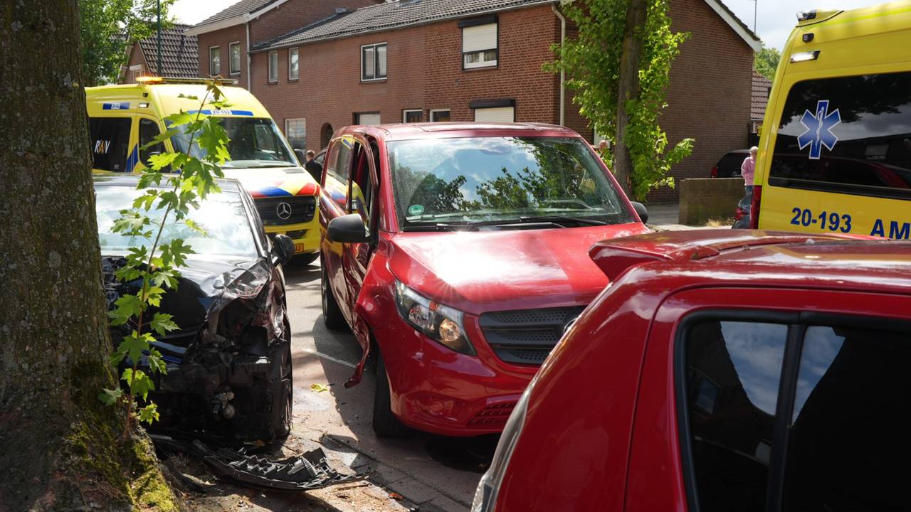 Drie gewonden bij ongeluk met auto en bestelbus in Kaatsheuvel (Erik Haverhals / Persbureau Heitink).foto: 