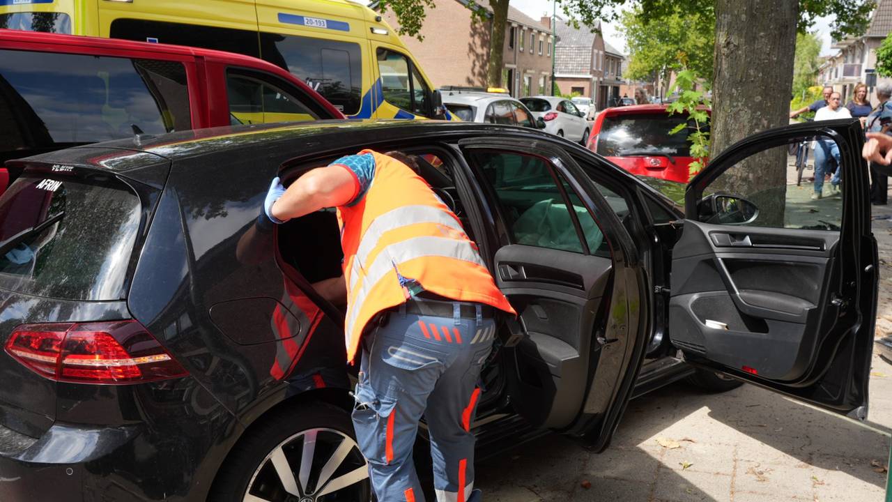 Drie gewonden bij ongeluk met auto en bestelbus in Kaatsheuvel (Erik Haverhals / Persbureau Heitink).foto: 
