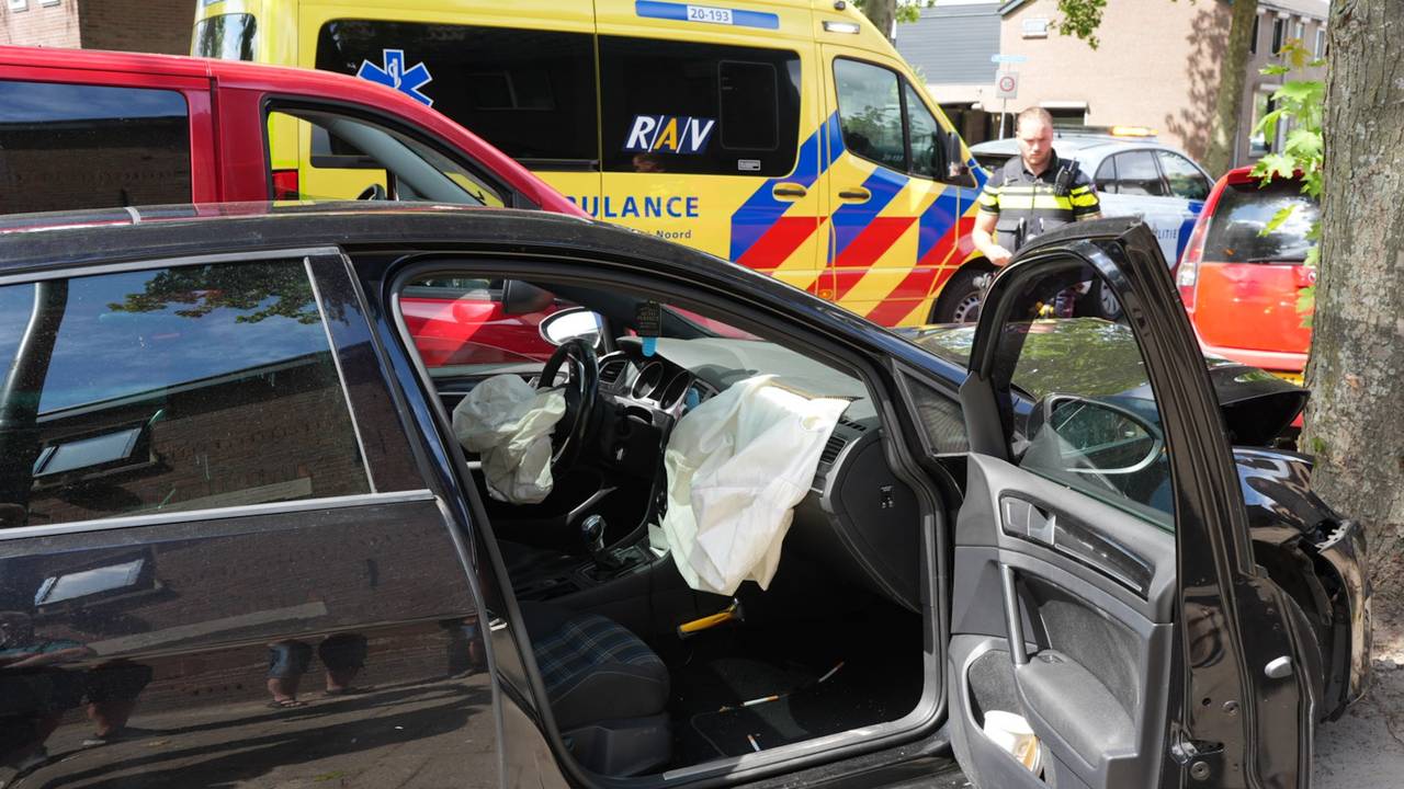 Drie gewonden bij ongeluk met auto en bestelbus in Kaatsheuvel (Erik Haverhals / Persbureau Heitink).foto: 