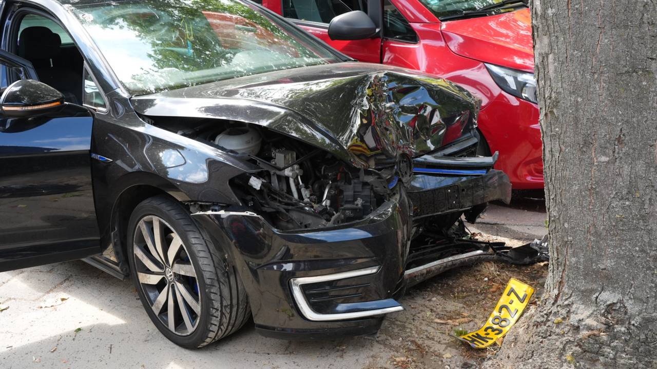 Drie gewonden bij ongeluk met auto en bestelbus in Kaatsheuvel (Erik Haverhals / Persbureau Heitink).foto: 