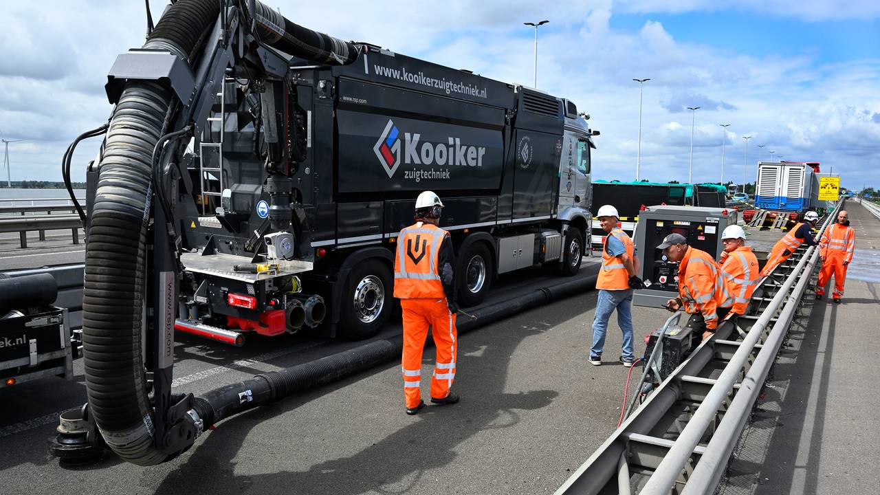 Er wordt gewerkt op de Moerdijkbrug (foto: Erald van der Aa).