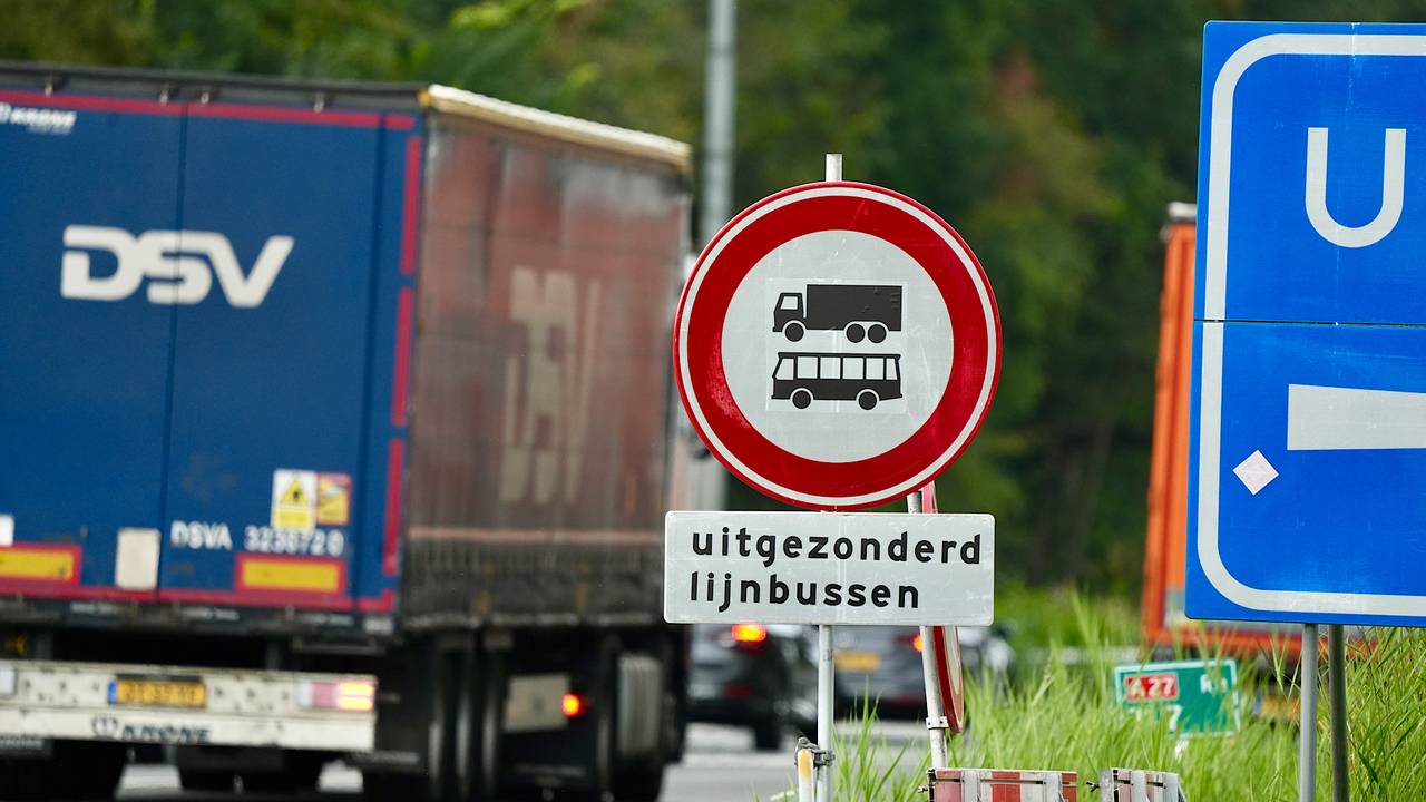 Bij de Merwedebrug staan verbodsborden (foto: Jeroen Stuve / Persbureau Heitink).