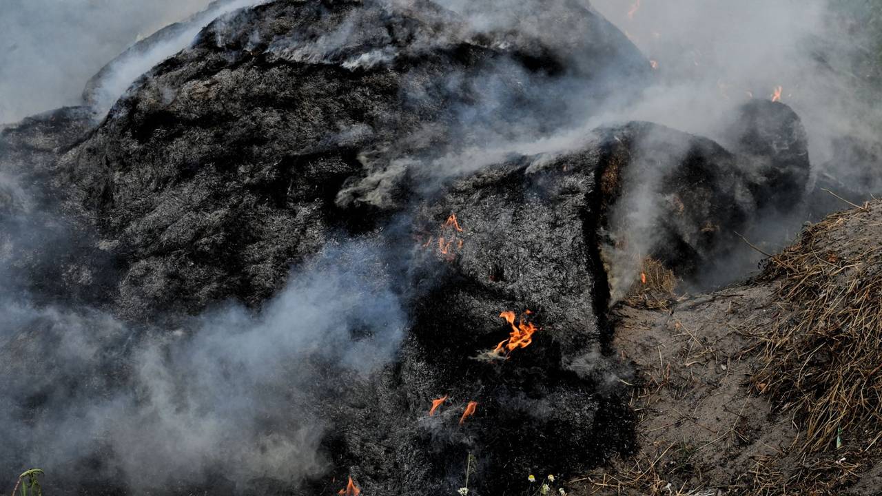 Grote hopen maaisel vliegen in brand in Berkel-Enschot (Toby de Kort / Persbureau Heitink).