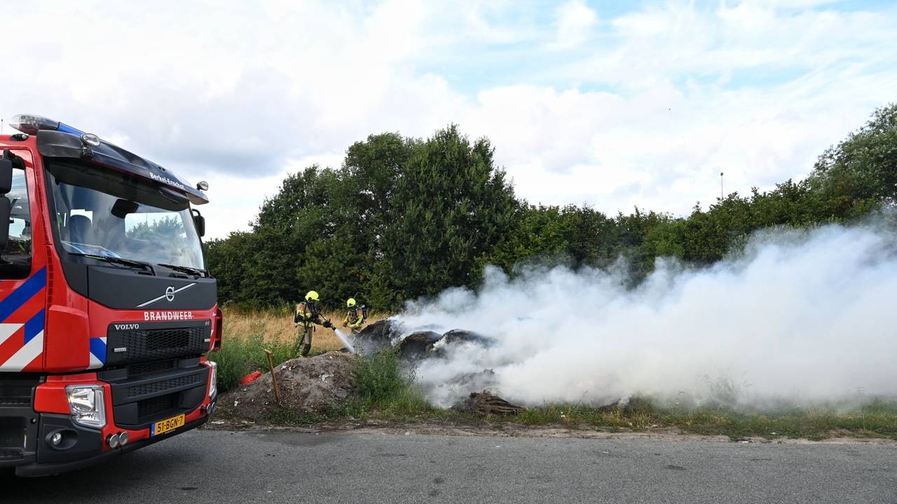 Grote hopen maaisel vliegen in brand in Berkel-Enschot (Toby de Kort / Persbureau Heitink).