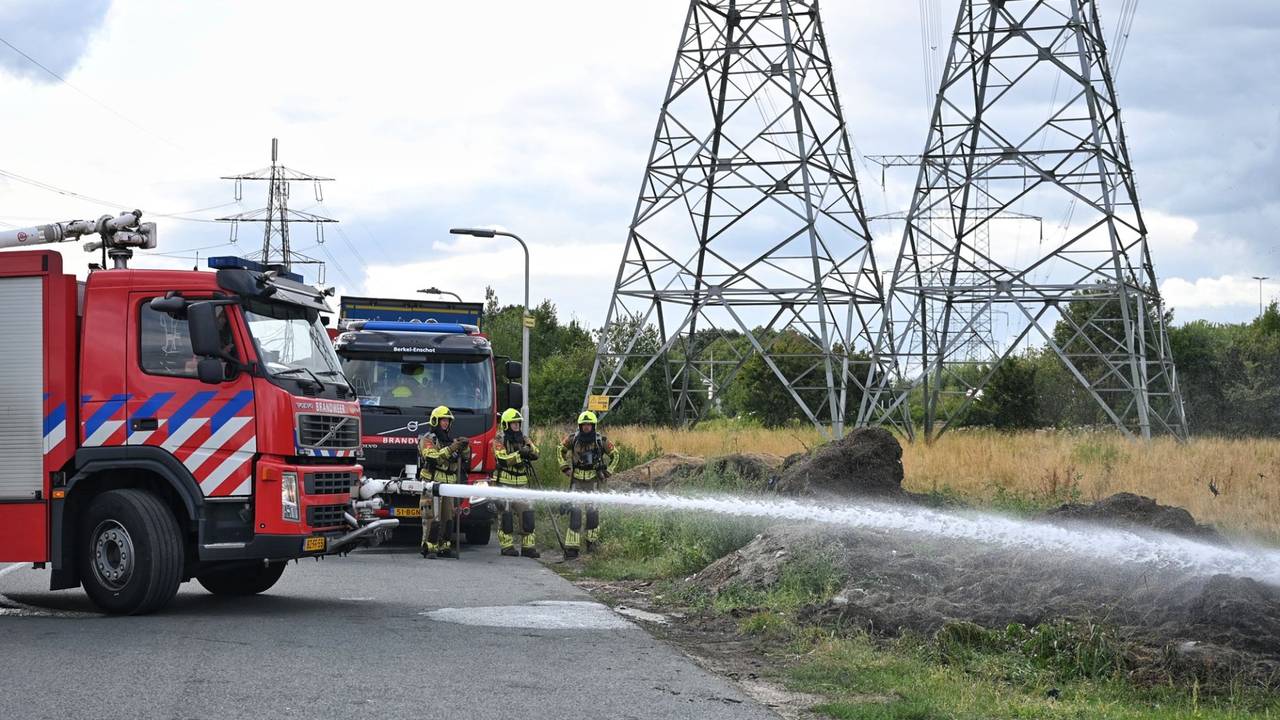 Grote hopen maaisel vliegen in brand in Berkel-Enschot (Toby de Kort / Persbureau Heitink).