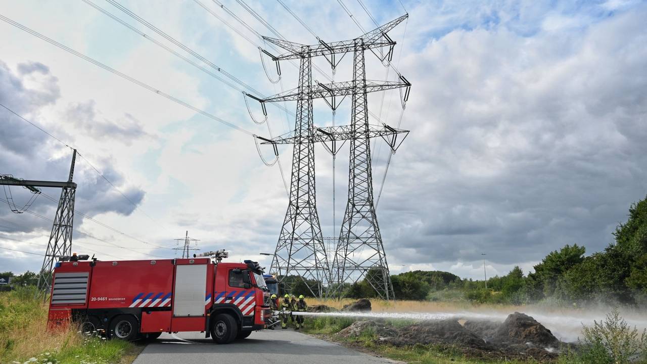 Grote hopen maaisel vliegen in brand in Berkel-Enschot (Toby de Kort / Persbureau Heitink).