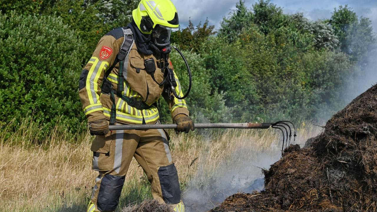 Grote hopen maaisel vliegen in brand in Berkel-Enschot (Toby de Kort / Persbureau Heitink).