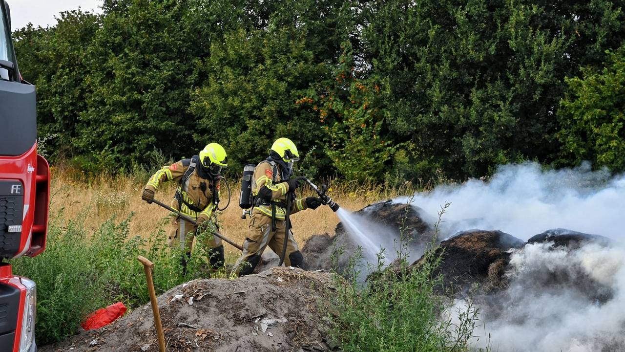 Grote hopen maaisel vliegen in brand in Berkel-Enschot (Toby de Kort / Persbureau Heitink).