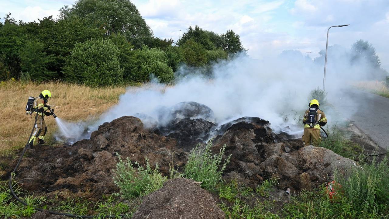 Grote hopen maaisel vliegen in brand in Berkel-Enschot (Toby de Kort / Persbureau Heitink).