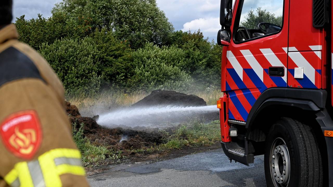 Grote hopen maaisel vliegen in brand in Berkel-Enschot (Toby de Kort / Persbureau Heitink).