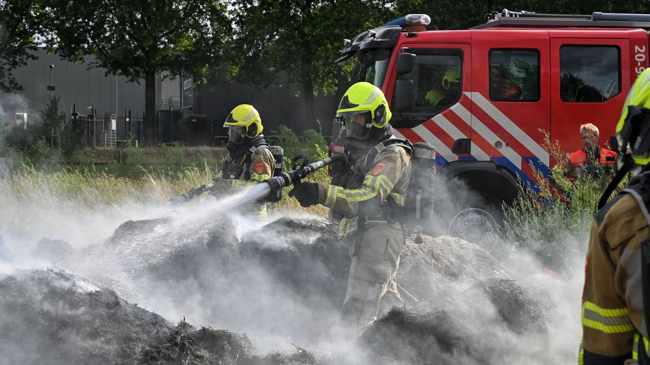 Grote hopen maaisel vliegen in brand in Berkel-Enschot (Toby de Kort / Persbureau Heitink).